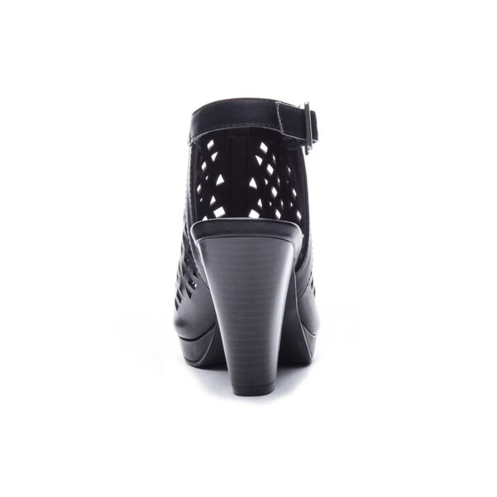 Chinese Laundry Winning Peep Toe Sandals in Black 9.5